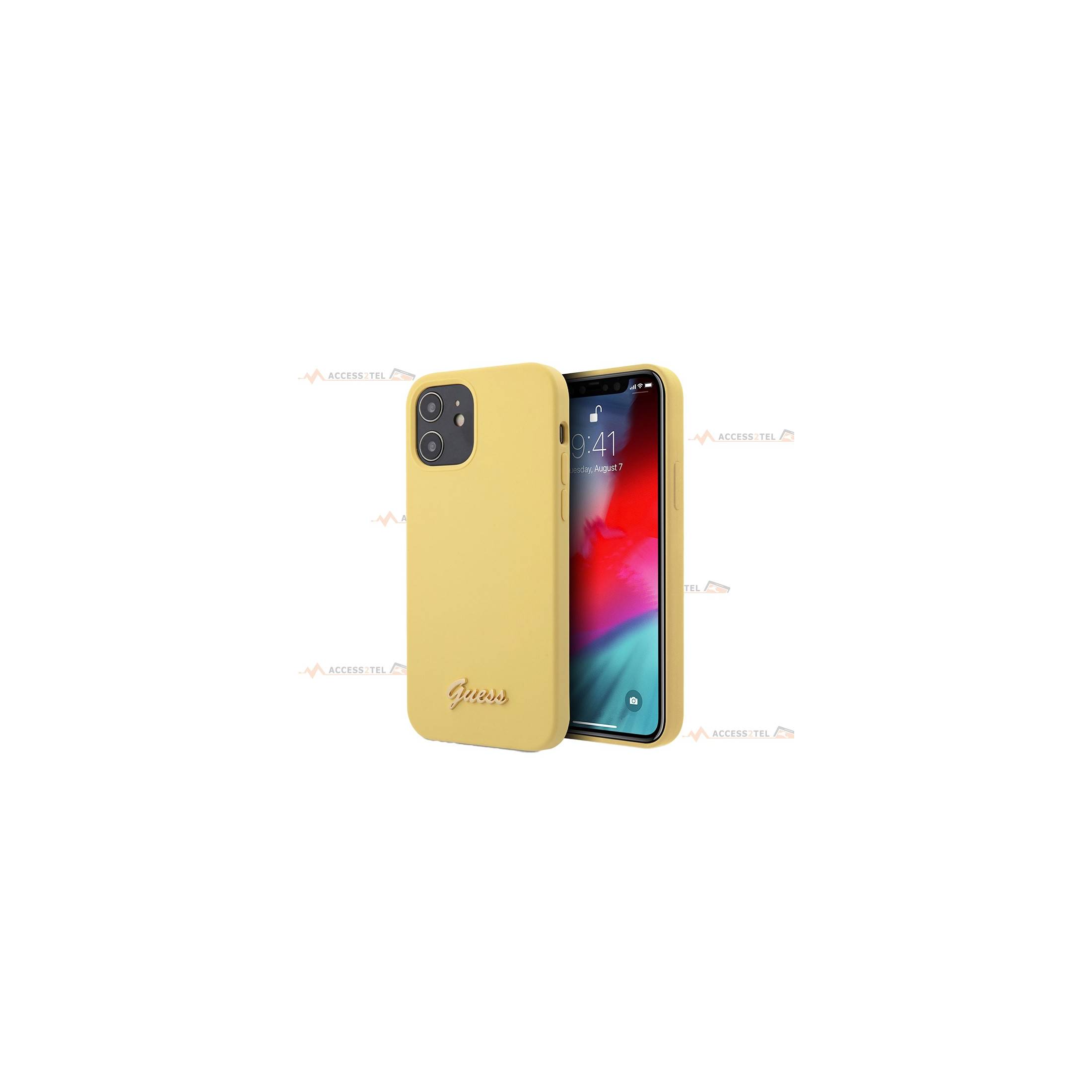 coque de téléphone guess jaune en silicone soft touch avec pin's doré logo vintage pour iphone 12 et iphone 12 pro smartphone