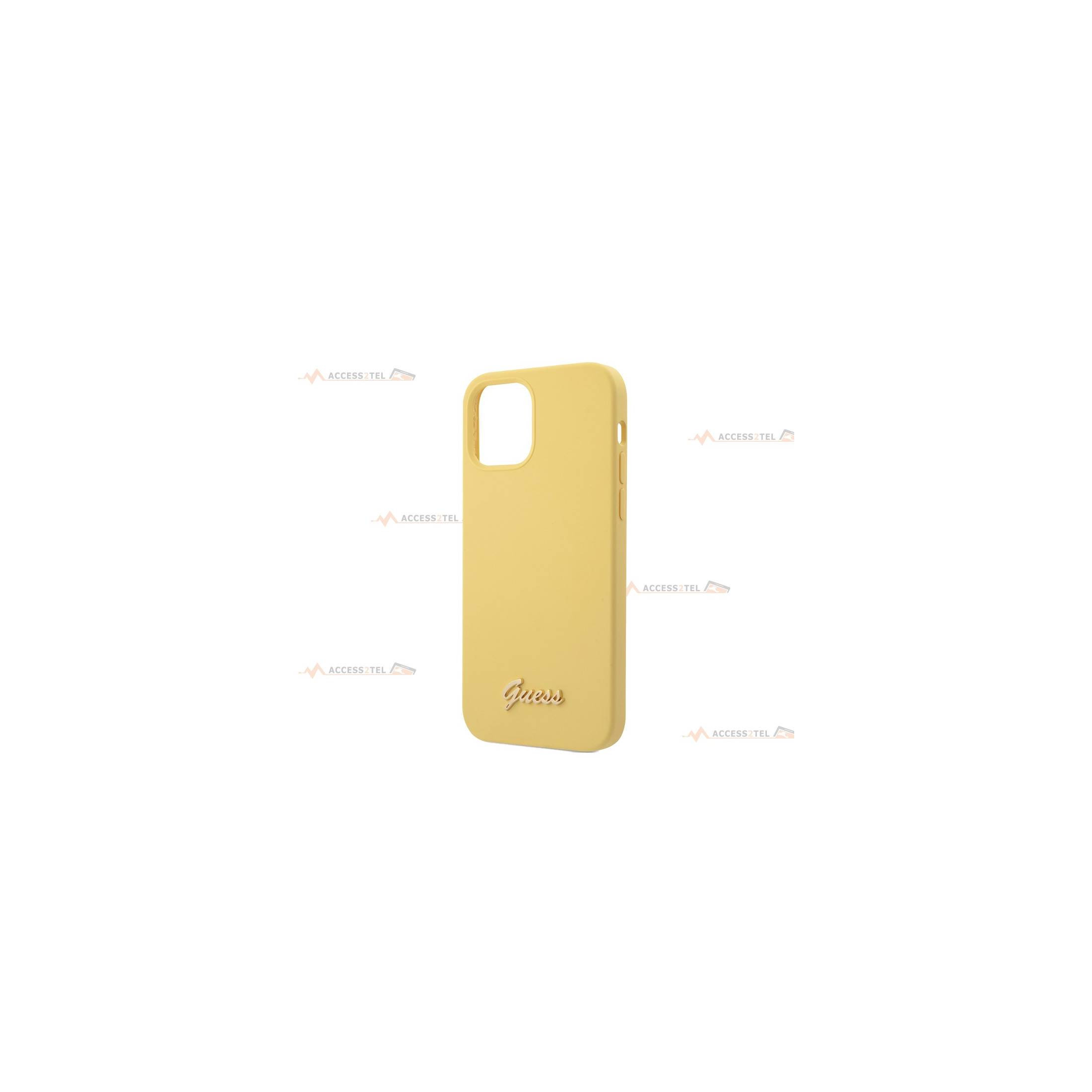 coque de téléphone guess jaune en silicone soft touch avec pin's doré logo vintage pour iphone 12 et iphone 12 pro faces