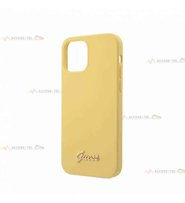 coque de téléphone guess jaune en silicone soft touch avec pin's doré logo vintage pour iphone 12 et iphone 12 pro faces