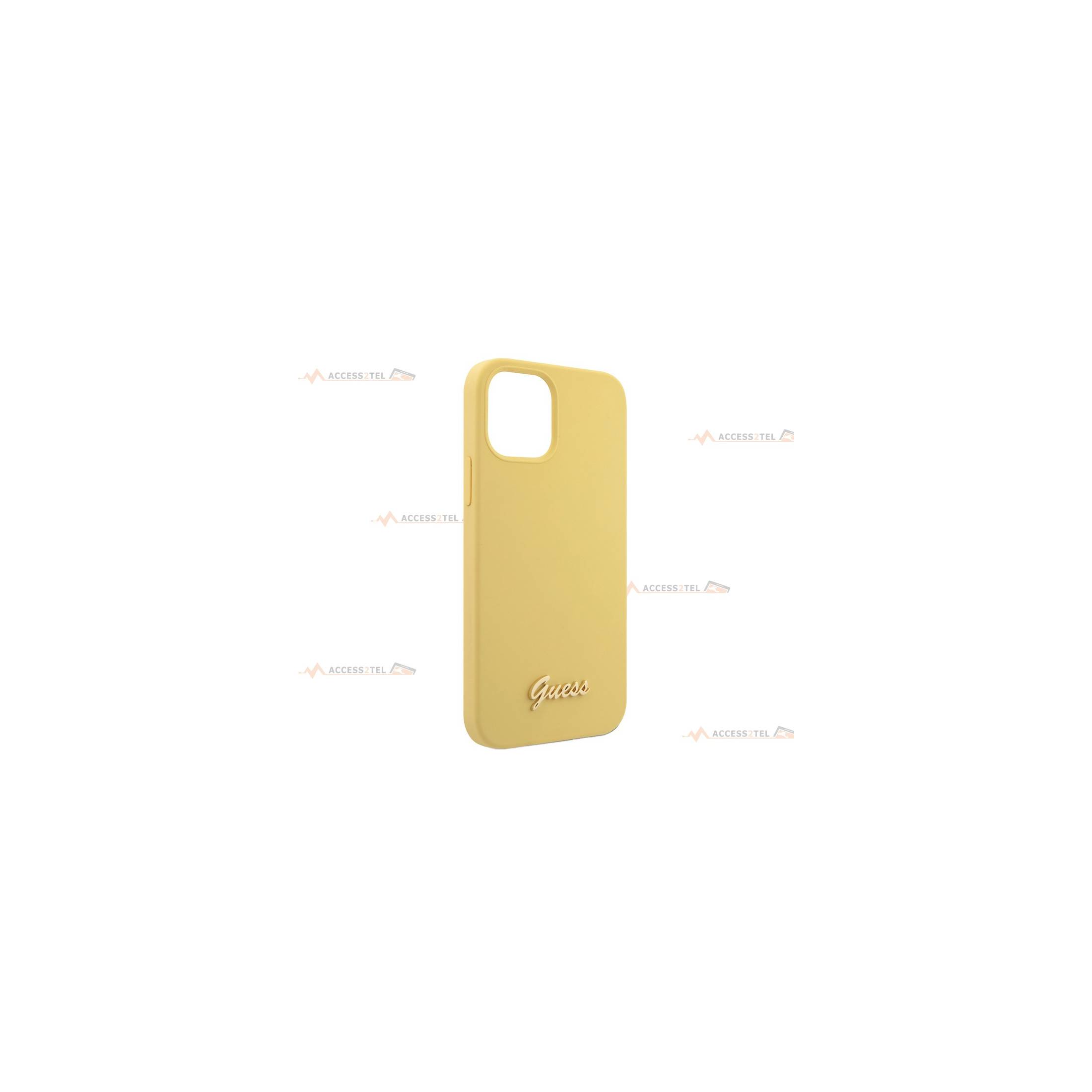 coque de téléphone guess jaune en silicone soft touch avec pin's doré logo vintage pour iphone 12 et iphone 12 pro côté