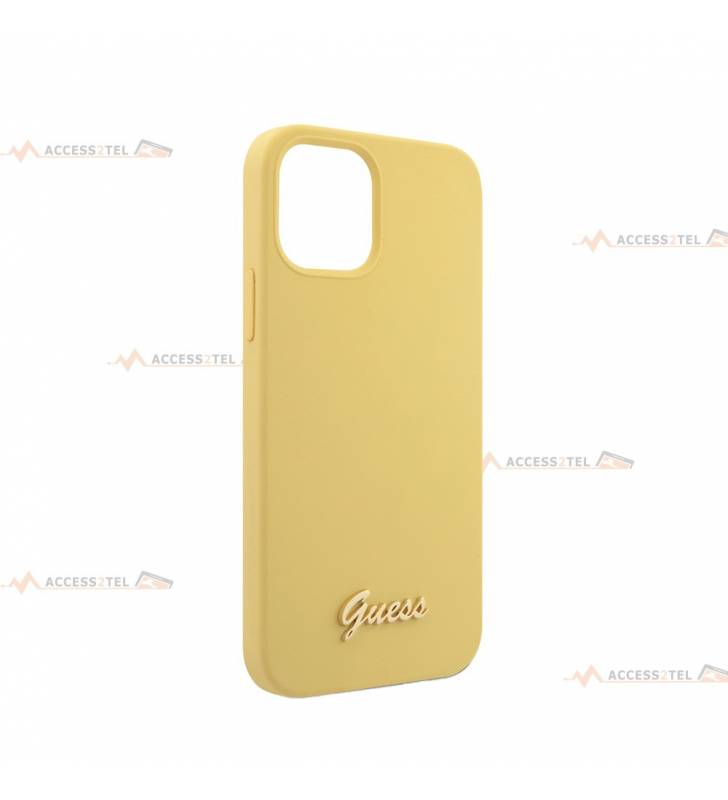 coque de téléphone guess jaune en silicone soft touch avec pin's doré logo vintage pour iphone 12 et iphone 12 pro côté