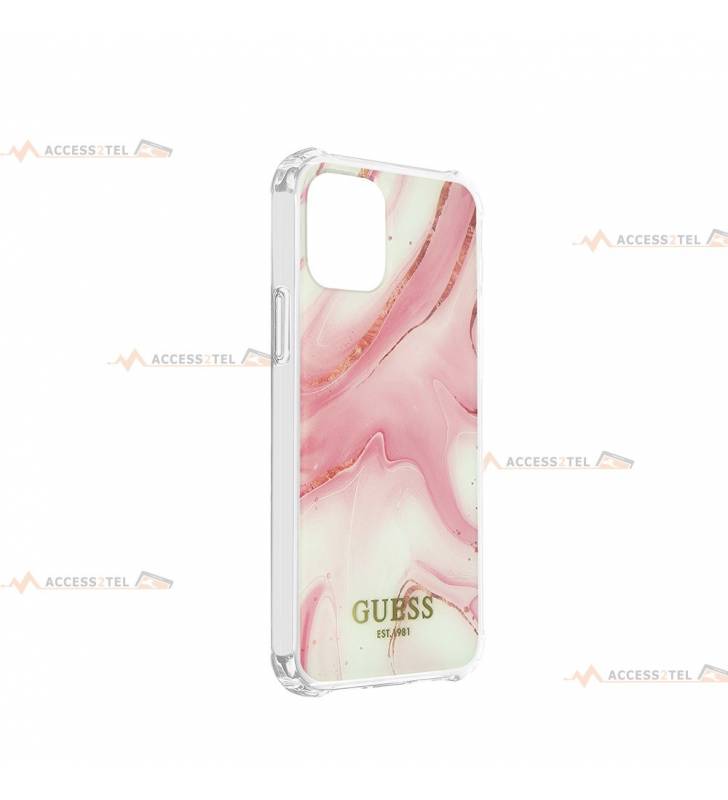 coque de téléphone guess design marbre rose avec cordon dragonne pour iphone 12 côté