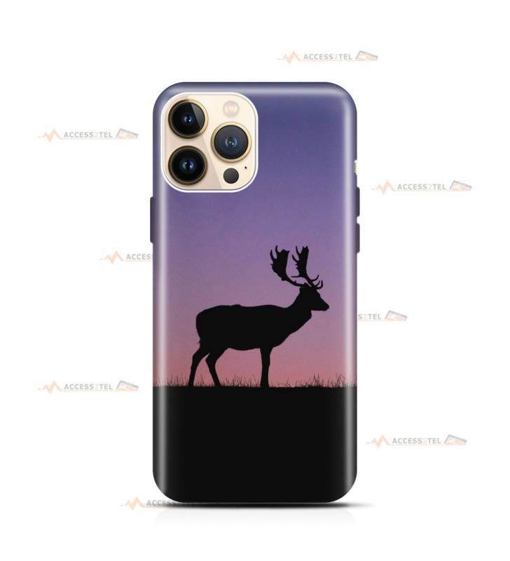 coque de téléphone avec un daim en contre-jour sur ciel violet