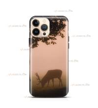 coque de téléphone avec un cerf broutant au couchant