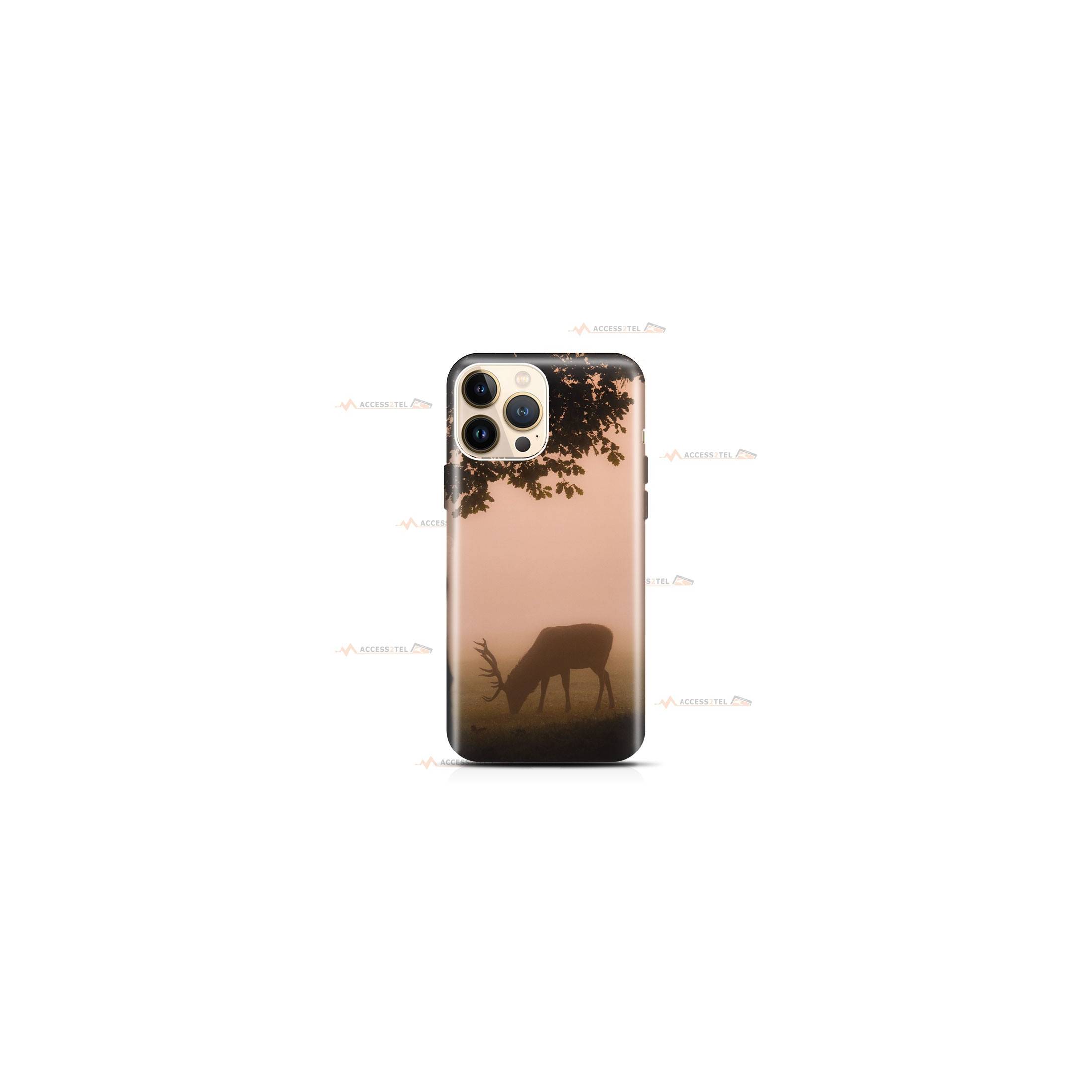 coque de téléphone avec un cerf broutant au couchant