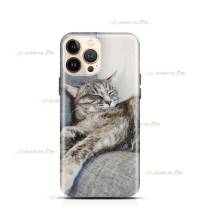 coque de téléphone avec un chat endormi dans un canapé