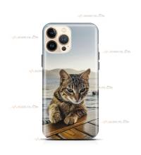 coque de téléphone avec un chat tigré au bord de l'eau