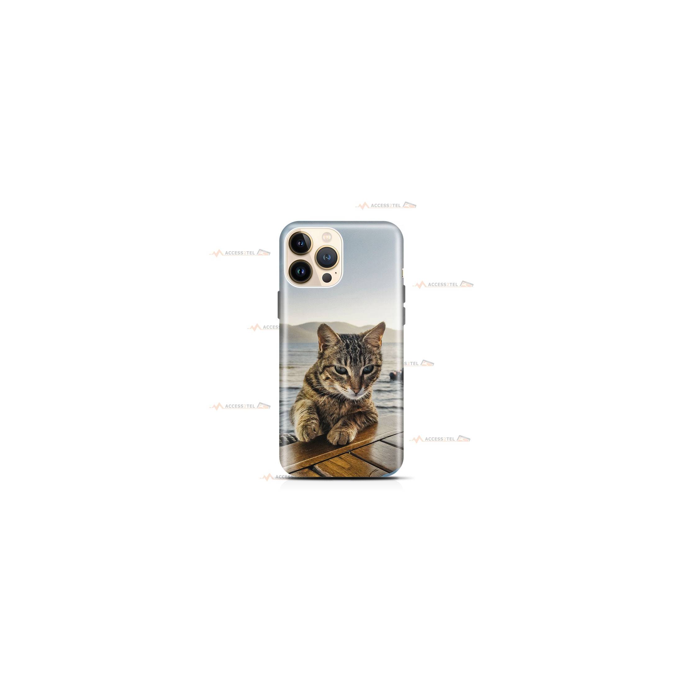 coque de téléphone avec un chat tigré au bord de l'eau