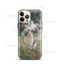 coque de téléphone avec un chat blanc et gris à poils longs dans un jardin