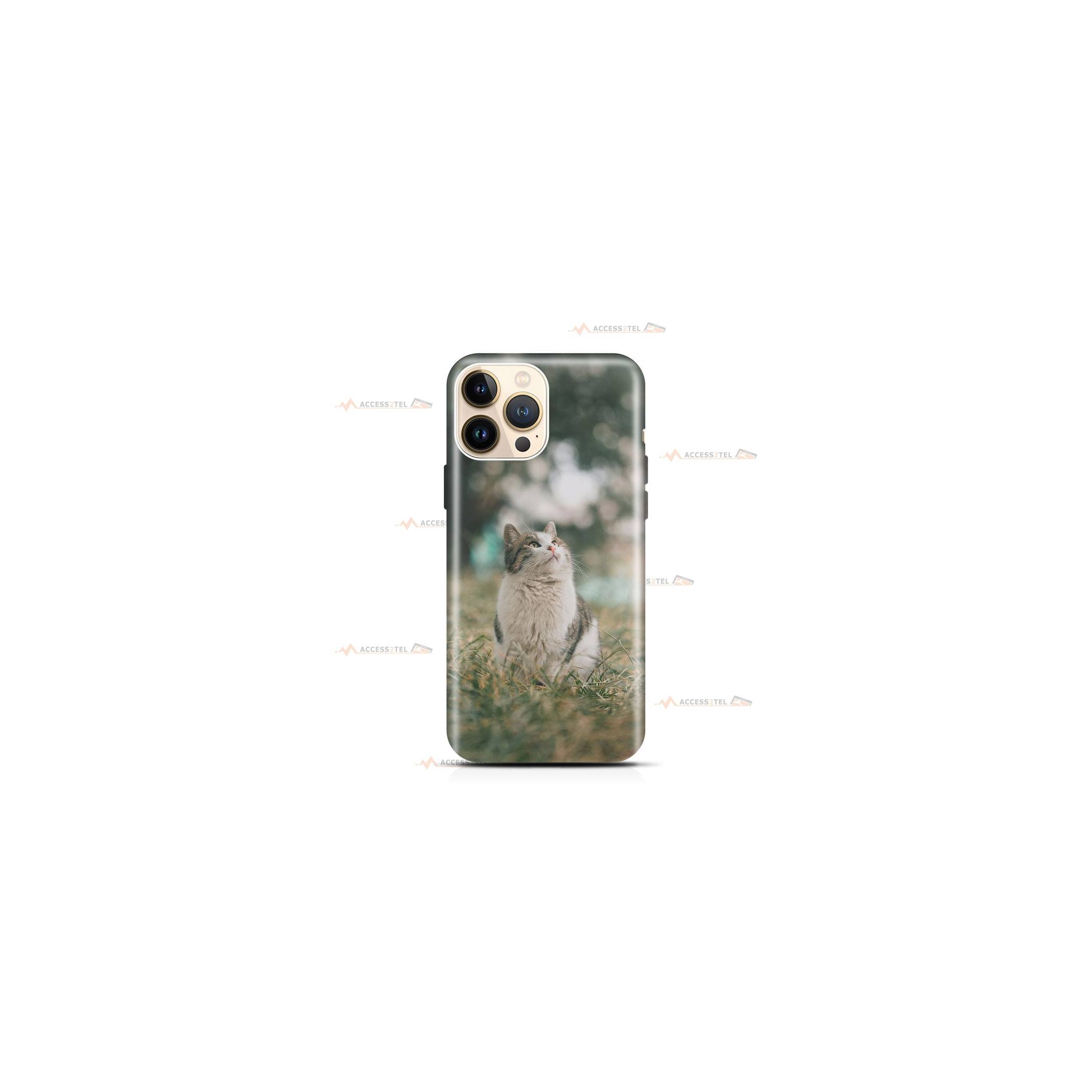 coque de téléphone avec un chat blanc et gris à poils longs dans un jardin