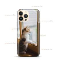 coque de téléphone avec un chaton qui regarde par la fenêtre