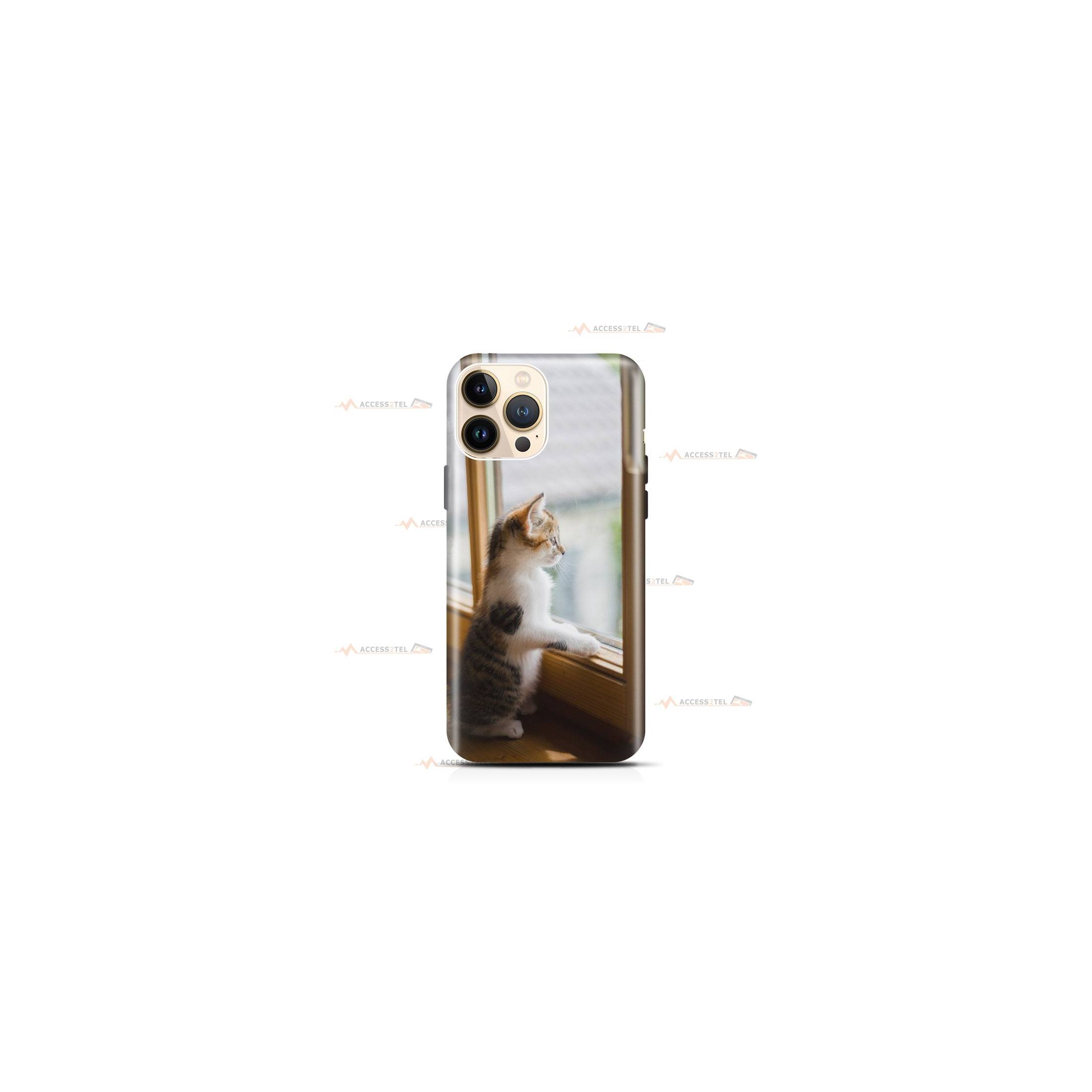 coque de téléphone avec un chaton qui regarde par la fenêtre