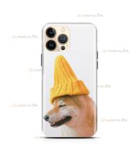 coque de téléphone avec un shiba inu qui porte un bonnet jaune