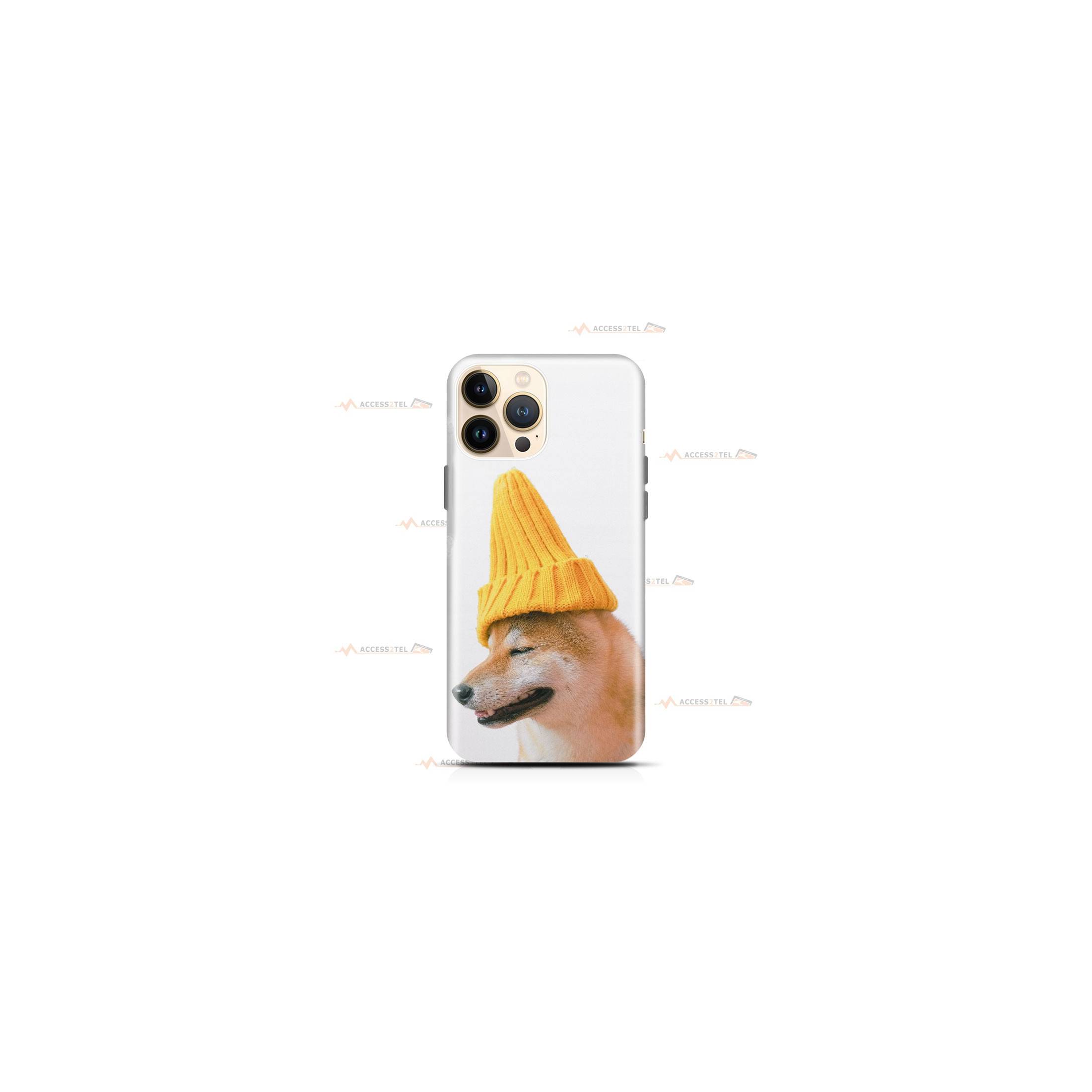 coque de téléphone avec un shiba inu qui porte un bonnet jaune