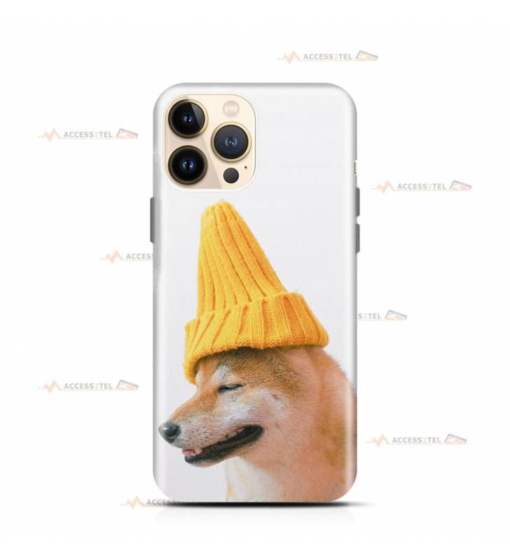 coque de téléphone avec un shiba inu qui porte un bonnet jaune