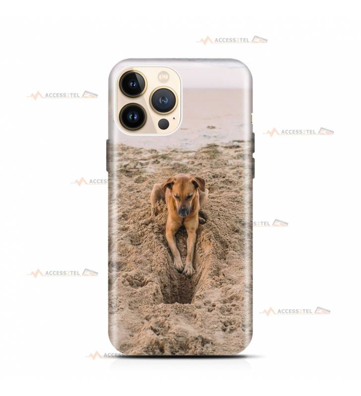 coque de téléphone avec un chien qui creuse dans le sable