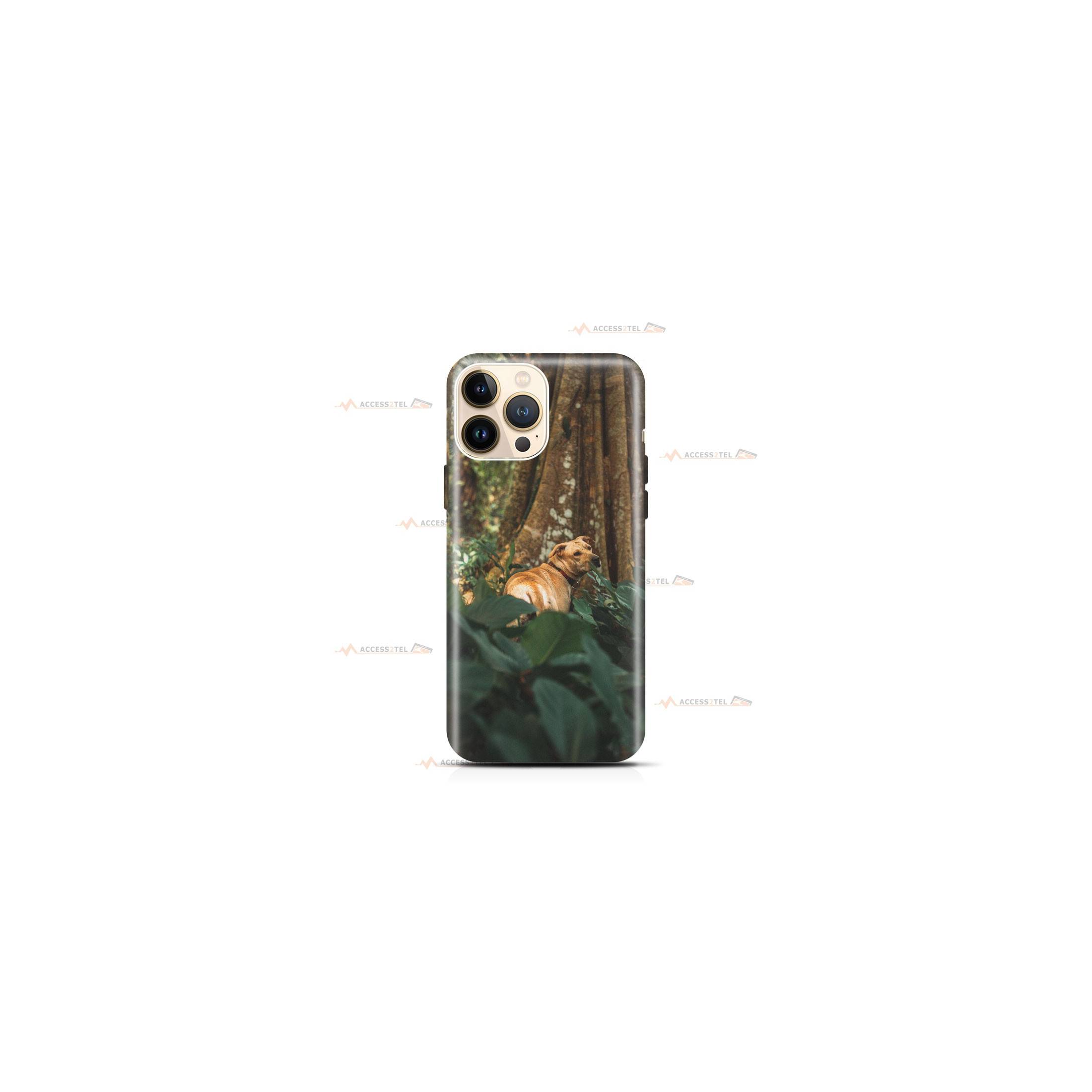 coque de téléphone avec un chien en forêt