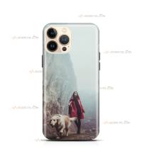 coque de téléphone avec une dame promenant son golden retriever