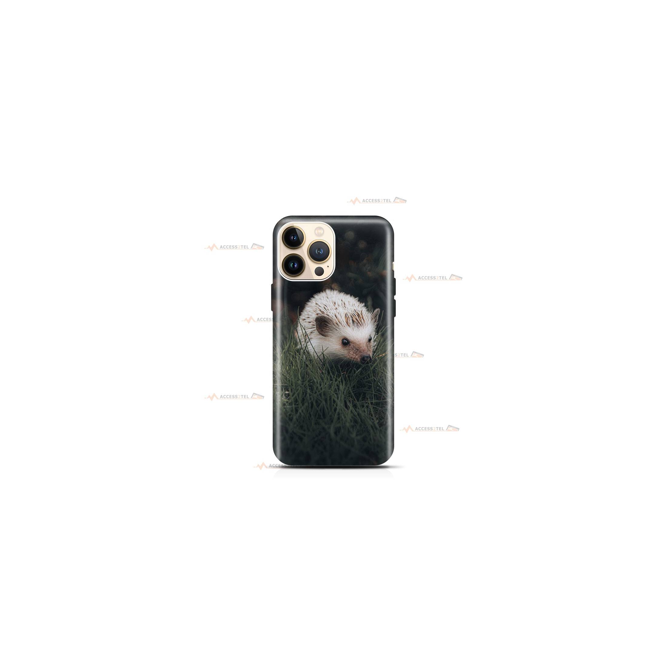 coque de téléphone avec un petite hérisson dans un jardin