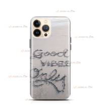 coque de téléphone avec "Good Vibes Only" écrit sur une plage