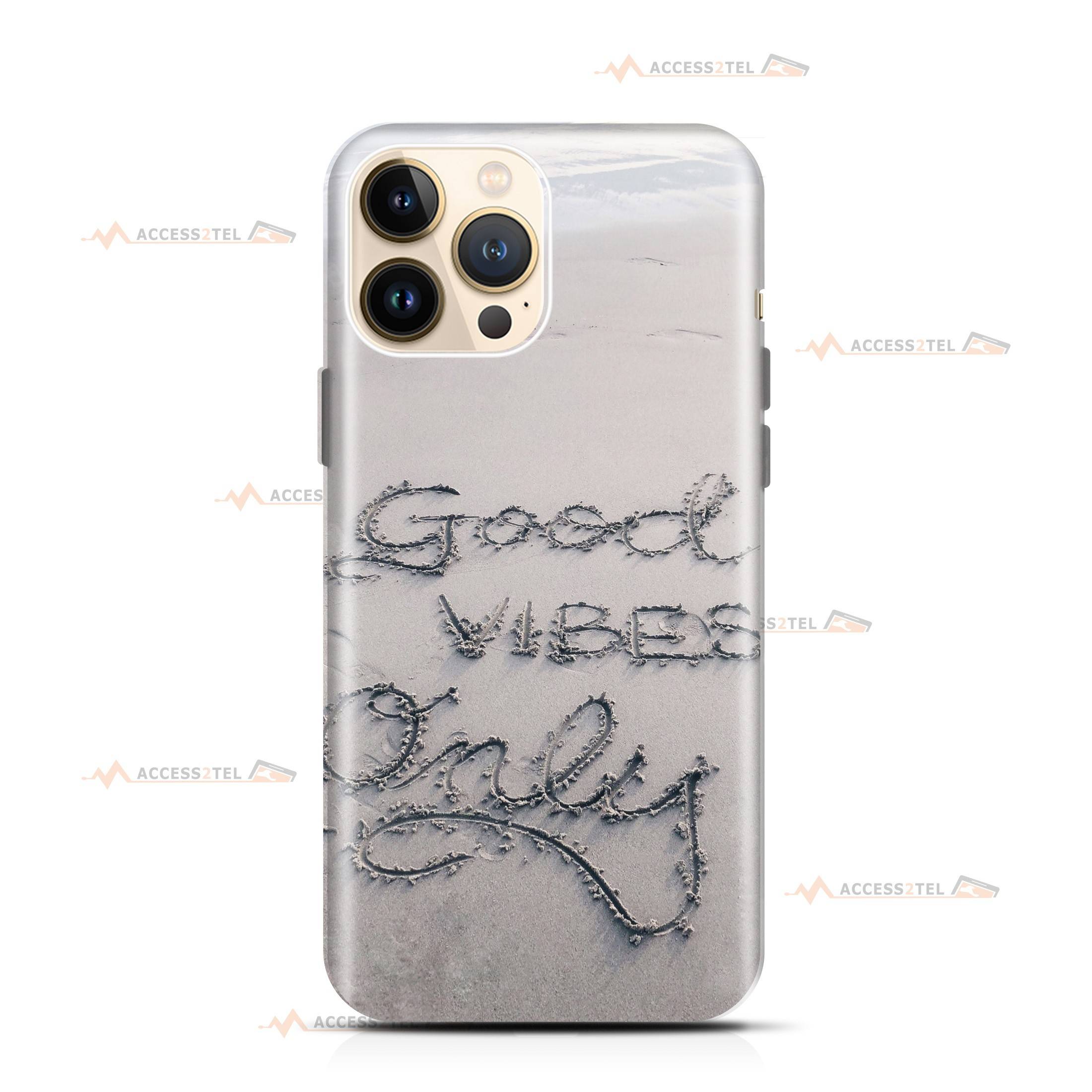 coque de téléphone avec "Good Vibes Only" écrit sur une plage