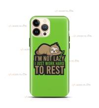 coque de téléphone verte avec un paresseux endormi et le texte "I'm not lazy