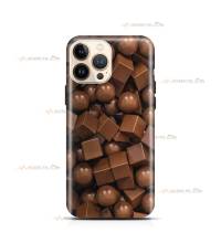 coque de téléphone avec des billes de chocolat