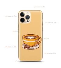 coque de téléphone jaune avec une tasse de café latte