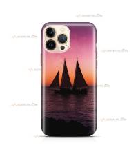 coque de téléphone avec un voilier sur la mer devant un coucher de soleil