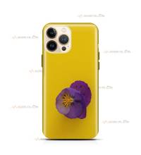 coque de téléphone jaune avec des fleurs de pensée violette