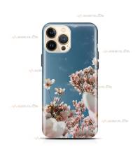 coque de téléphone avec un arbre magnolia en fleurs devant un ciel bleu