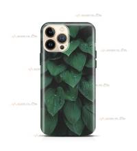 coque de téléphone avec des feuilles mouillées de gouttes de pluie