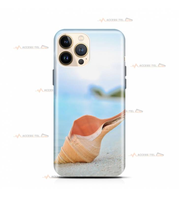 coque de téléphone avec un coquillage posé sur le sable