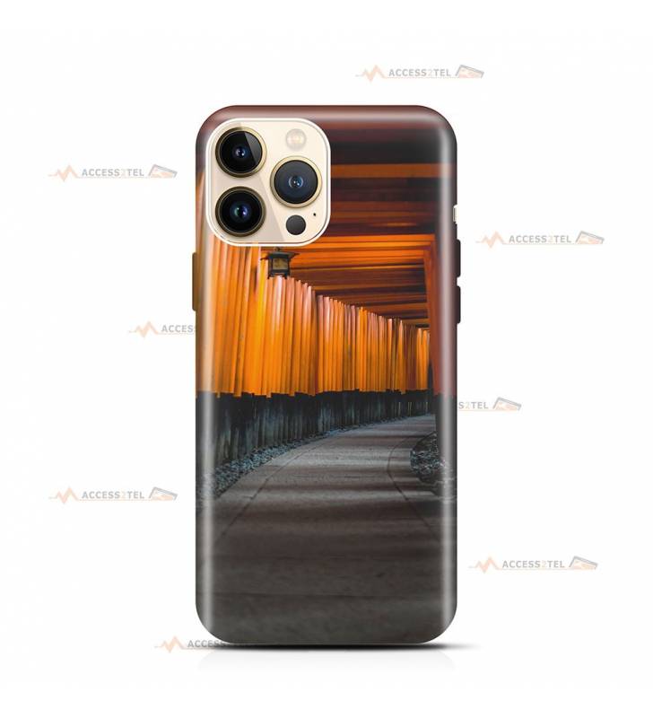 coque de téléphone avec une allée sous les torii (portes des temples japonais)