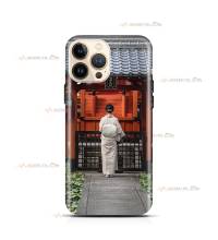 coque de téléphone avec une femme en kimono rose devant un temple japonais