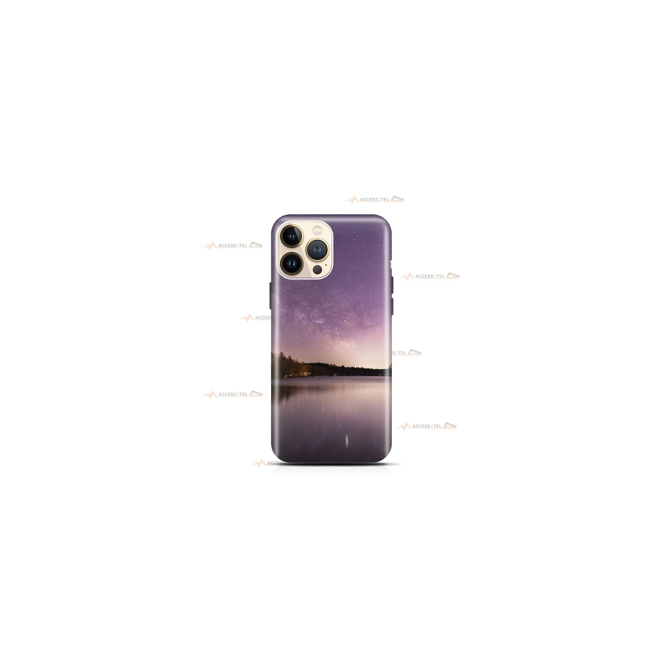 coque de téléphone avec un lac et un ciel violet étoilé