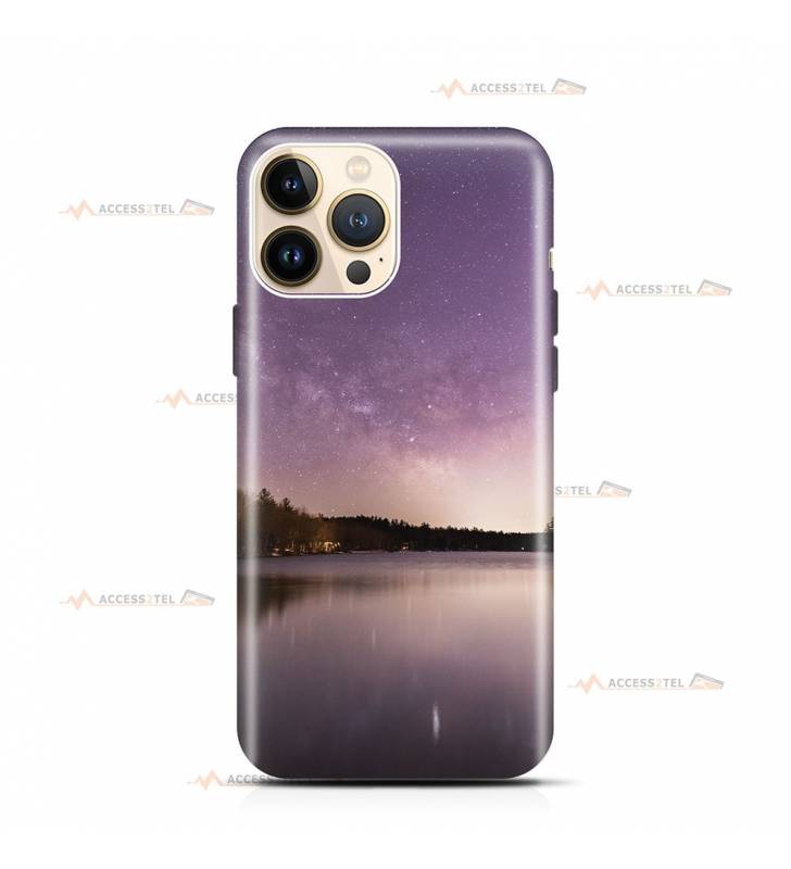 coque de téléphone avec un lac et un ciel violet étoilé