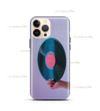 coque de téléphone violette avec une main qui tient un vinyle