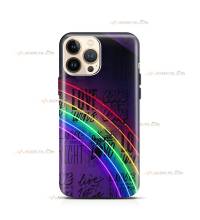 coque de téléphone avec des néons arc-en-ciel devant un mur avec des écritures "love wins"