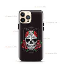 coque de téléphone noire avec une tête de mort tatouée et des roses