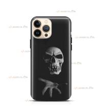 coque de téléphone noire avec un masque d'halloween de tête de mort qui tend la main