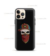 coque de téléphone noire avec une tête de mort avec bandana et casquette