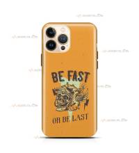 coque de téléphone orange avec une tête de mort qui a un casque de moto et le texte "be fast or be last"