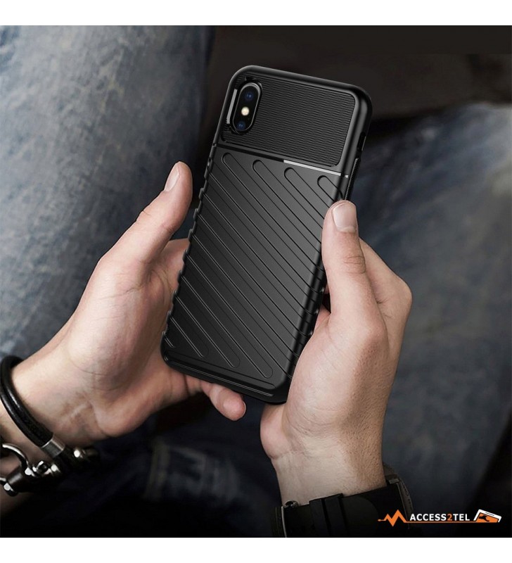 coque renforcée pour iPhone X ou iPhone XS TPU tenu dans des mains