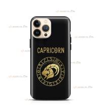 coque de téléphone noire avec le symbole doré du signe capricorne et son nom latin capricorn